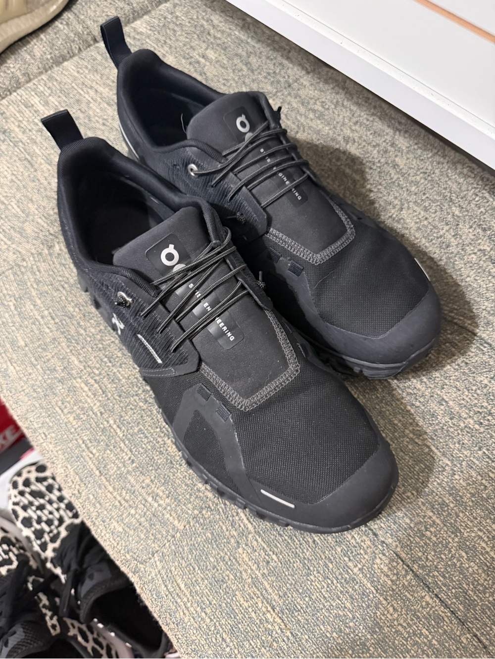On Running Men’s Black  10.5 could 6 waterproof